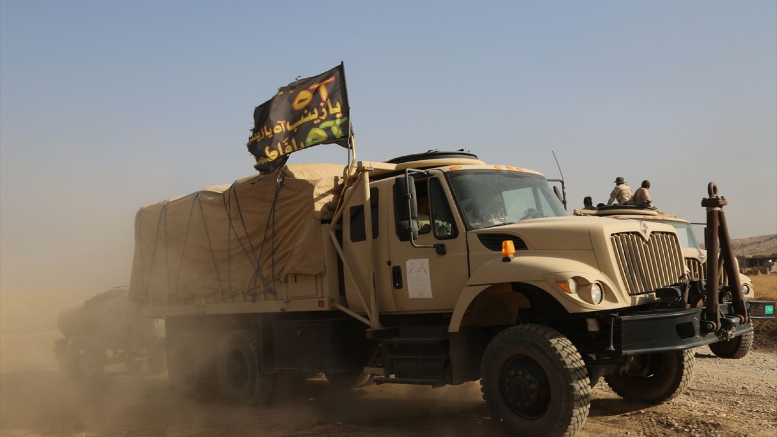 Irak ordusu Musul'a 'Şii' bayraklarıyla giriyor
