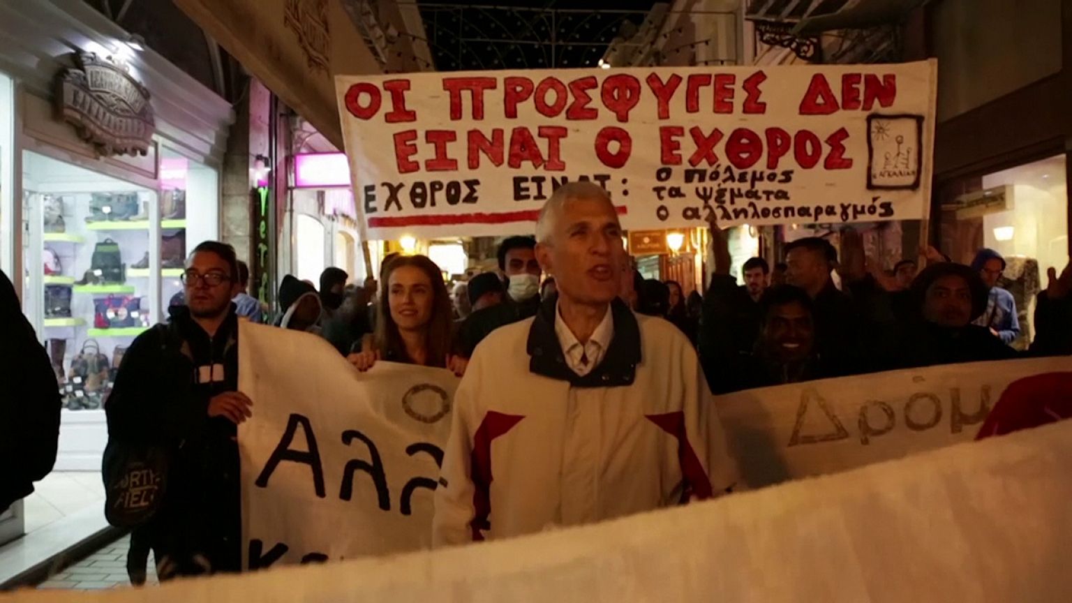 A Lesbo, migranti e residenti in piazza assieme contro chiusura frontiere