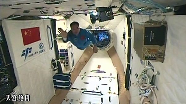 Chinesische Astronauten docken erfolgreich an Raumlabor an Chinesische Astronauten docken erfolgreich an Raumlabor an