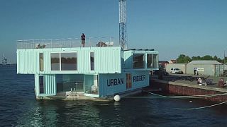 Konténerből high-tech úszóház fiataloknak: Urban Rigger