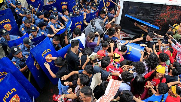 Philippinischer Präsident geht auf China zu - Ausschreitungen in Manila Philippinischer Präsident geht auf China zu - Ausschreitungen in Manila