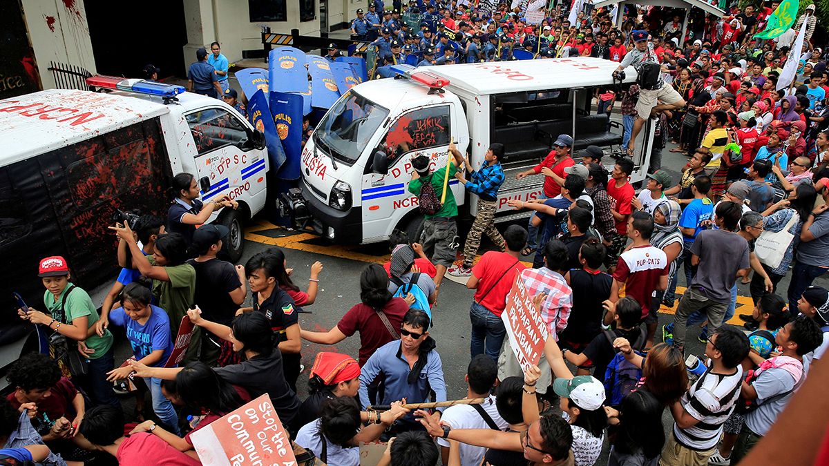 Tüntetők közé hajtott egy rendőrfurgon Manilában