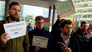 صحفيون في بروكسل يتظاهرون دعما لحرية الإعلام في المجر