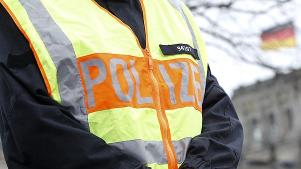 Vier deutsche Polizisten bei Razzia gegen "Reichsbürger" verletzt Vier deutsche Polizisten bei Razzia gegen "Reichsbürger" verletzt