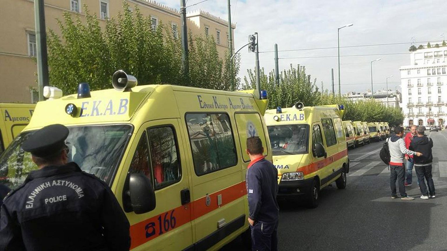 Ελλάδα: Πορεία... ασθενοφόρων μπροστά από τη Βουλή
