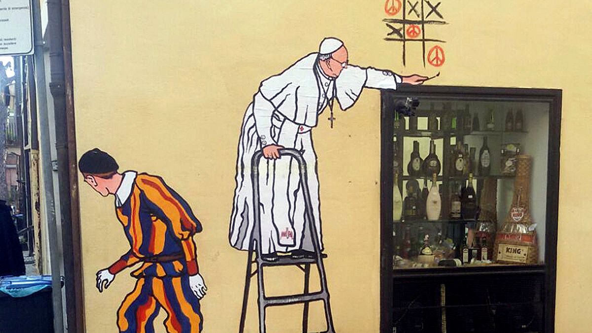 Roma remove graffiti do Papa graffiteiro