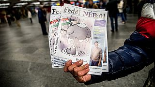 En Hongrie, les journalistes d'opposition licenciés font un carton dans le journal "Sans abris"