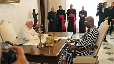 Le président burkinabé rencontre le pape et l'invite au Burkina