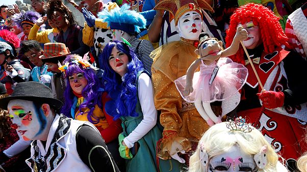 Les clowns latinos défilent contre la mode des "clowns sinistres" Les clowns latinos défilent contre la mode des "clowns sinistres"