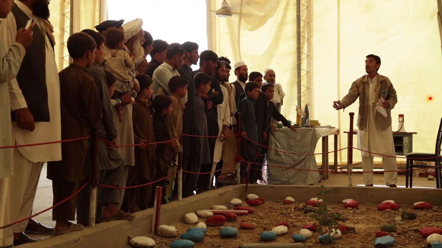Mine briefing for Afghans back from Pakistan