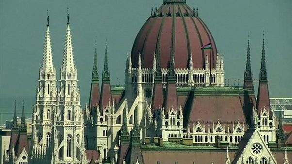 Macaristan yüksek gelir vergilerini düşürecek Macaristan yüksek gelir vergilerini düşürecek