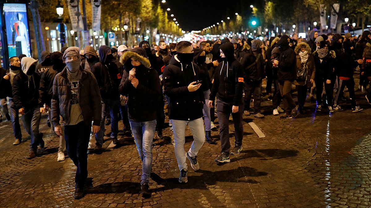 Yasa dışı protesto gösterisi düzenleyen Fransız polisi Cumhurbaşkanı Hollande'ı istifaya çağırdı