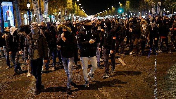 Presidente francês vai receber polícias após quatro noites de protestos Presidente francês vai receber polícias após quatro noites de protestos