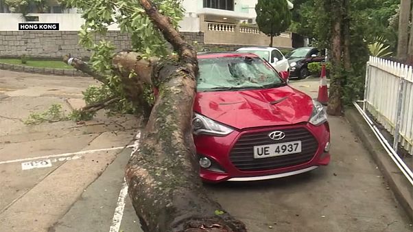 Hong Kong balayée par le typhon Haima, moins violent qu'aux Philippines Hong Kong balayée par le typhon Haima, moins violent qu'aux Philippines
