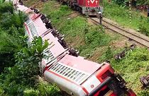 Más de 50 muertos y 300 heridos al descarrilar un tren en Camerún