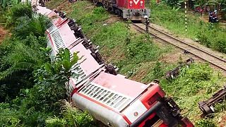 Más de 50 muertos y 300 heridos al descarrilar un tren en Camerún