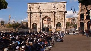 مُسْلِمُو إيطاليا يُصلّون في روما احتجاجا على نقص دور العبادة الإسلامية في البلاد