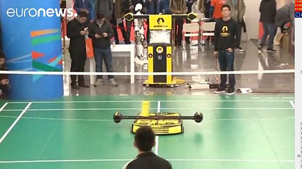 A tollaslabdázó robot a pekingi szaktalálkozó látványossága A tollaslabdázó robot a pekingi szaktalálkozó látványossága