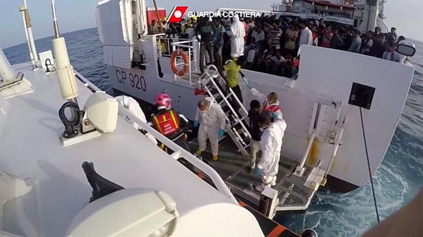 Háromezer menekültet mentett meg egy nap alatt az olasz parti őrség Háromezer menekültet mentett meg egy nap alatt az olasz parti őrség