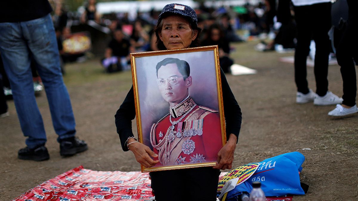 Tayland'da on binler Kral Adulyadej anısına yazılan marşı birlikte seslendirdi