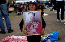 Thailandia: migliaia di uomini e donne in nero per piangere il sovrano