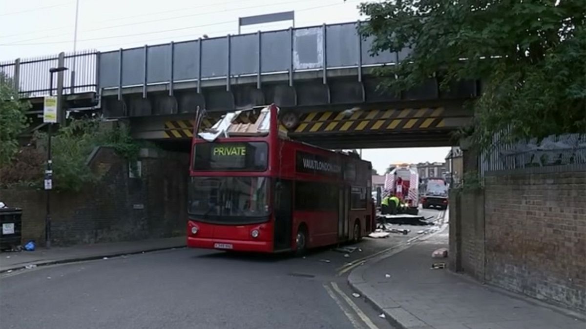 اتوبوس دو طبقه زیر پل راه آن لندن گیر کرد