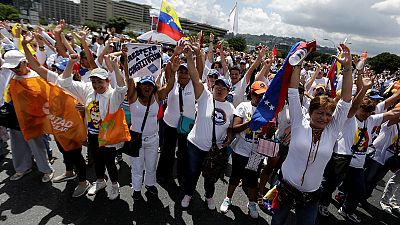 Cientos de mujeres marchan en Caracas para exigir la reactivación del revocatorio contra Maduro