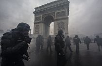 Image: Riot police in front of the Arc de Triomphe
