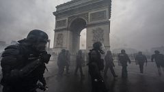 Image: Riot police in front of the Arc de Triomphe