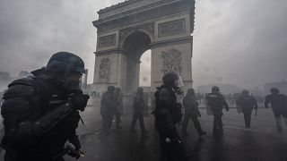 Image: Riot police in front of the Arc de Triomphe