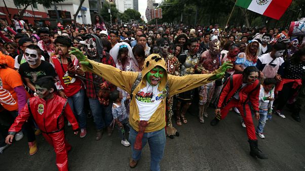 Des zombies marchent contre la pauvreté à Mexico Des zombies marchent contre la pauvreté à Mexico