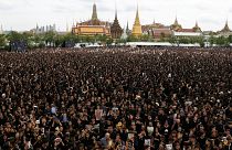 Таиланд: 150 тысяч скорбящих по королю спели перед его дворцом