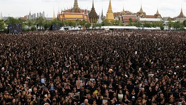 Thaïlande : hommage au défunt roi
