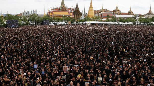 Tömegek gyászolják Thaiföldön Bhumibol királyt Tömegek gyászolják Thaiföldön Bhumibol királyt
