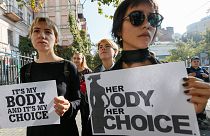 Feketébe öltözött nők tüntettek a lengyel abortusztörvény szigorítása ellen
