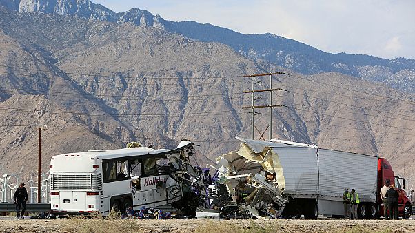 Al menos 13 muertos en el accidente de un autobús turístico en California Al menos 13 muertos en el accidente de un autobús turístico en California