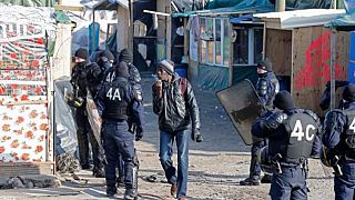 France/Calais : départ du premier car de migrants pour la Bourgogne