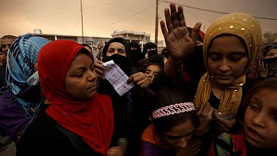 Des familles irakiennes atteignent le checkpoint de l'armée