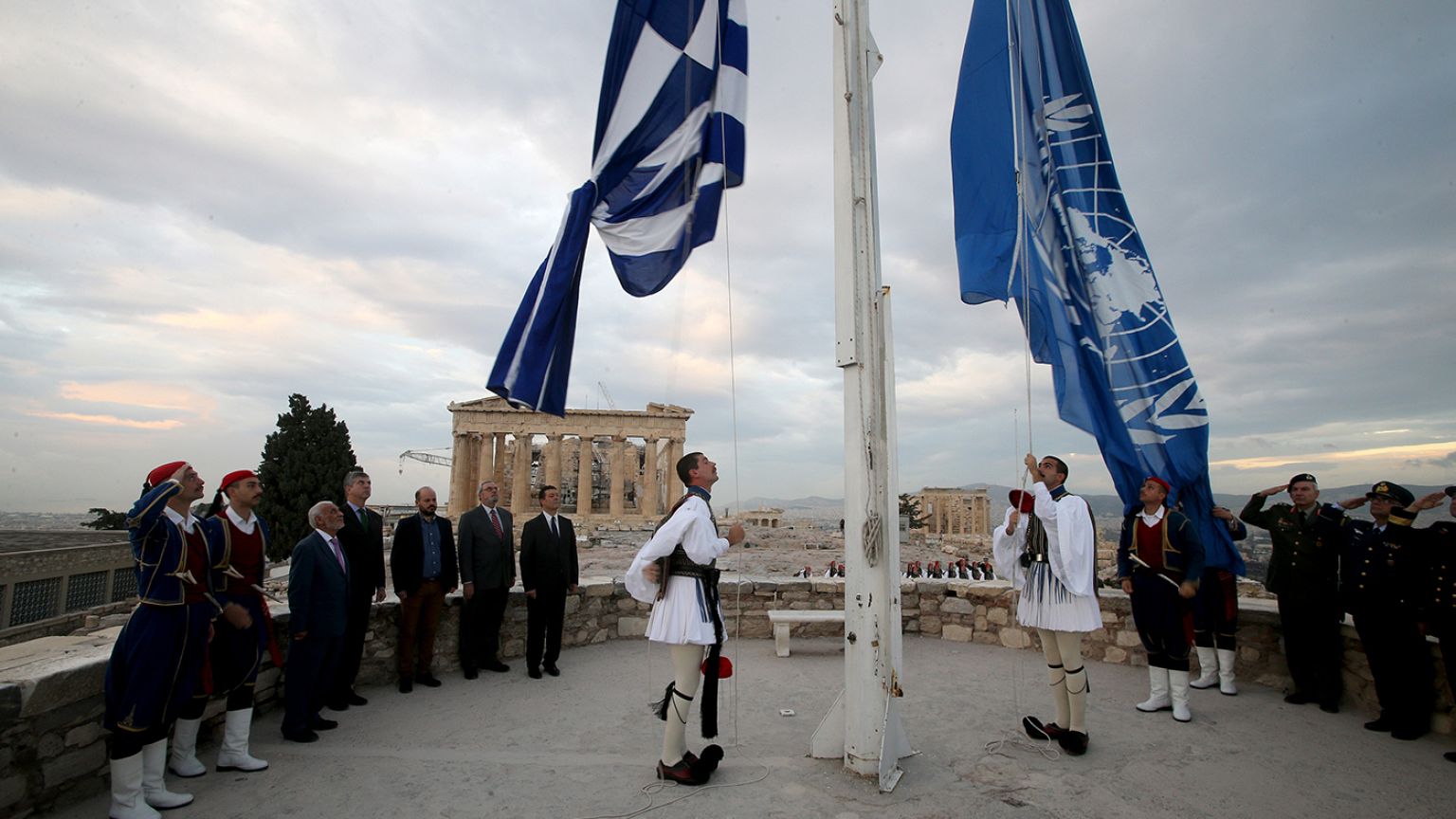 Ελλάδα: Στον ιερό βράχο της Ακρόπολης η σημαία του ΟΗΕ