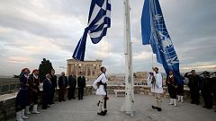 Ελλάδα: Στον ιερό βράχο της Ακρόπολης η σημαία του ΟΗΕ