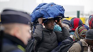 Hétfő reggel óta zajlik a calais-i menekülttábor kiürítése