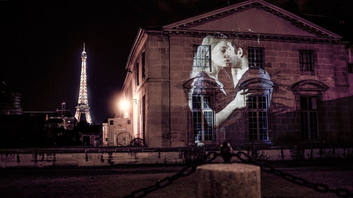 Φιλιά από το... Παρίσι! Εντυπωσιακές εικόνες από την πόλη του Φωτός