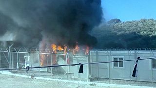 مهاجرون يضرمون النار في مخيم على جزيرة لسبوس اليونانية