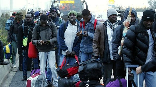 Binlerce sığınmacı umutlarını geride bırakarak 'Jungle'ı terk ediyor Binlerce sığınmacı umutlarını geride bırakarak 'Jungle'ı terk ediyor