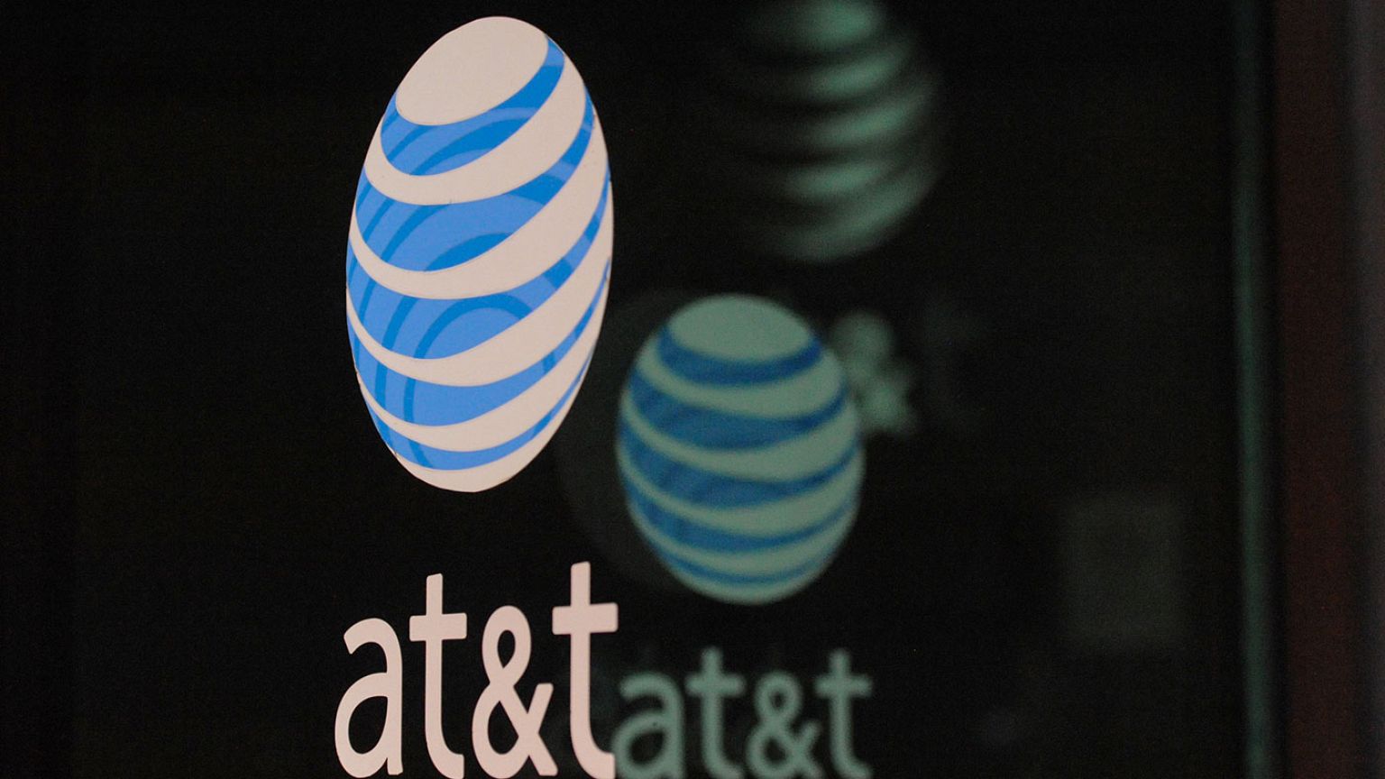 Befektetői kétségek az AT&T és a Time Warner egyesülése körül