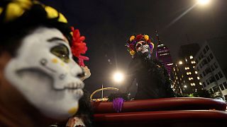 المكسيكيون يمهدون لاحتفالات عيد الموتى بموكب "الجمجمة الانيقة"