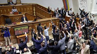 Partidários de Maduro invadem parlamento venezuelano