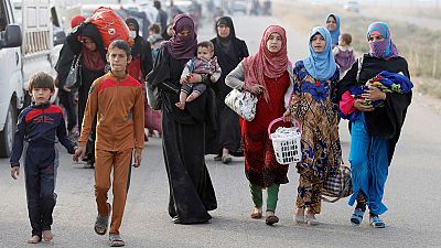 Families flee Mosul fighting as reports of ISIL massacres emerge