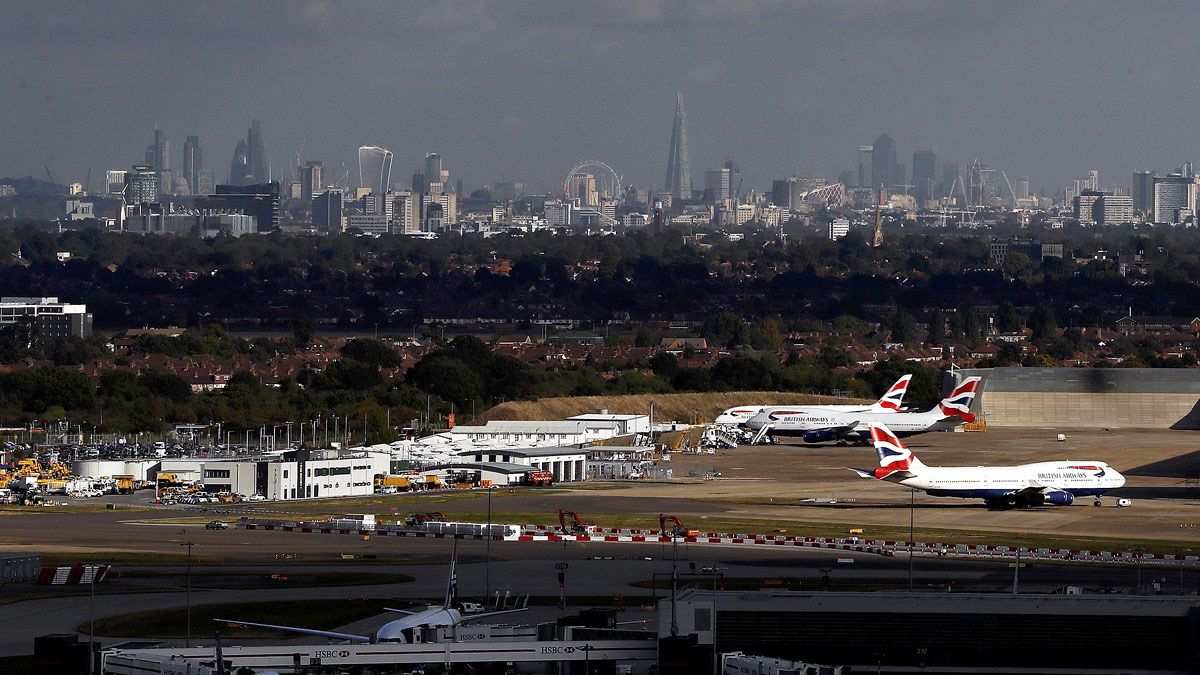 Governo britânico aprova expansão do aeroporto de Heathrow, apesar dos protestos
