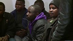 Häppchen und gute Worte: Frankreich verteilt die Flüchtlinge von Calais